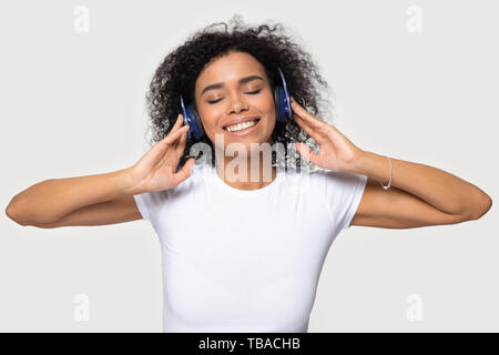 Portrait portrait femme africaine portant des écouteurs profiter de musique préférée Banque D'Images