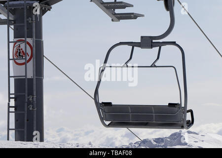 Le téléphérique de ski en haute montagne à soirée d'hiver. Vue rapprochée. Banque D'Images