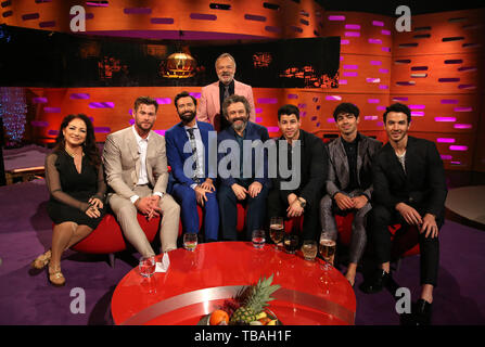 Graham Norton avec l'hôte (assis, de gauche à droite) Gloria Estefan, Chris HEMSWORTH, David Tennant et Michael Sheen, Nick Jonas, Joe Jonas et Kevin Jonas des Jonas Brothers pendant le tournage pour le Graham Norton Show à BBC Television Centre 6 Studioworks, Wood Lane, Londres, pour être diffusé sur BBC One le vendredi soir. Banque D'Images