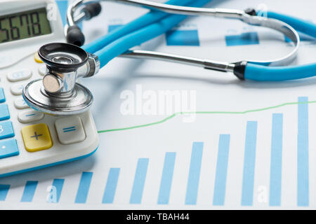 La pratique médicale les cartes d'analyse financière avec stéthoscope et Calculatrice. Close up Banque D'Images