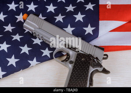 United States national drapeau avec arme à la main Banque D'Images