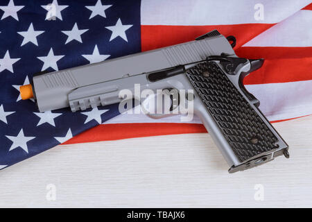 Pistolet de poing sur drapeau américain et le crime et châtiment Banque D'Images