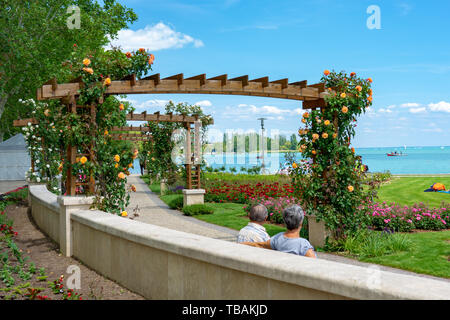 Pergola tonnelle Pathway au lac Balaton à Balatonfured, la Hongrie avec un vieux couple Banque D'Images