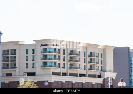 Roanoke, États-Unis - 18 Avril 2018 : vue sur le centre-ville de ville en construction Virginie signe pour l'établissement Hampton Inn and Suites hotel Banque D'Images