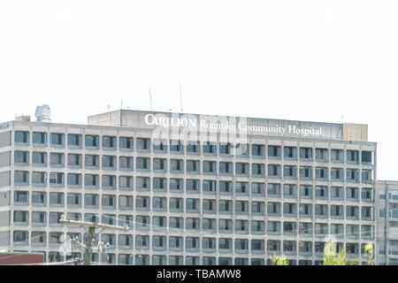 Roanoke, États-Unis - 18 Avril 2018 : vue sur le centre-ville de ville en Virginie signe pour la construction de l'hôpital communautaire Carilion Community Banque D'Images