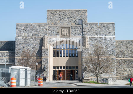 Blacksburg, États-Unis - 18 Avril 2018 : Virginia Tech Historique Polytechnic Institute and State University College campus avec Toregersen Hall Banque D'Images