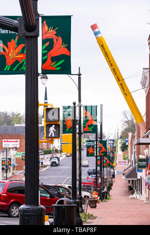 Wytheville, USA - Le 19 avril 2018 : Petit village ville signe pour les fournitures de bureau dans le sud de la Virginie avec plus grand extérieur crayon on sidewalk Banque D'Images