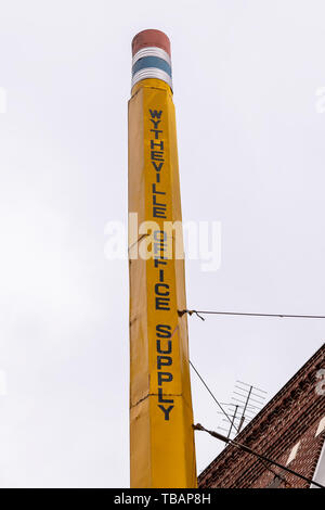 Wytheville, USA - Le 19 avril 2018 : Petit village ville signe pour les fournitures de bureau dans le sud de la Virginie sur plus grand crayon Banque D'Images