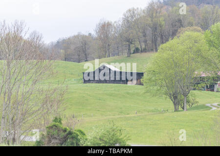 Tennessee Rural paysage avec la campagne agricole au printemps et l'herbe pelouse avec abri de silo de stockage pour le foin balles sur mountain Banque D'Images