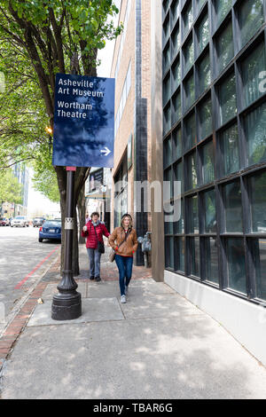 Asheville, États-Unis - 19 Avril 2018 : Centre-ville rue de la vieille ville en Caroline du Nord NC célèbre ville ville avec signe pour art museum et théâtre wortham Banque D'Images