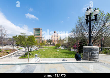 Asheville, États-Unis - 19 Avril 2018 : à la recherche sur des bâtiments et palais Pack Green Square Park en Caroline du Nord hipster NC célèbre ville ville Banque D'Images