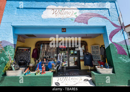 Asheville, États-Unis - 19 Avril 2018 : Centre-ville rue de la vieille ville en Caroline du Nord NC colorés ville entrée de beauté et Willow's dream store Banque D'Images