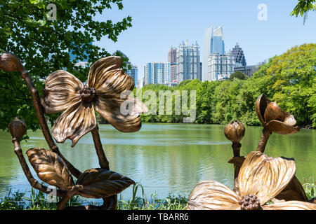 Atlanta, États-Unis - 20 Avril 2018 : vue sur l'horizon en Piedmont Park en Géorgie urban city skyscrapers downtown au lac Clara Meer avec art decorati Banque D'Images