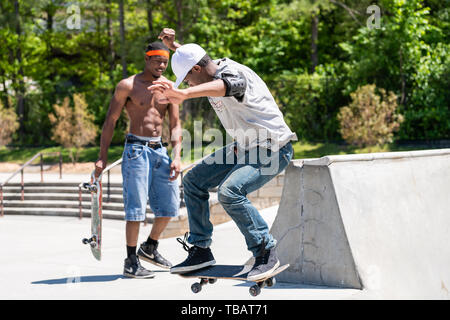 Atlanta, États-Unis - 20 Avril 2018 : Quatrième Ward skate park avec des amis en Géorgie le centre-ville de ville et l'homme à bord de patinage Banque D'Images