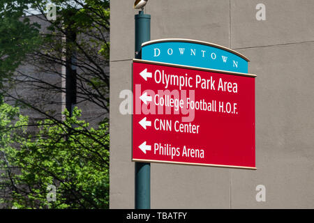 Atlanta, États-Unis - 20 Avril 2018 : Route en direction de signer pour la zone du parc Olympique College Football CNN Center et Philips Salon au centre-ville de New York city street Banque D'Images