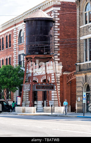 Montgomery, États-Unis - 21 Avril 2018 : Grande sculpture signe pour Alley sur la rue pendant la journée en Alabama city dans le centre-ville du quartier historique de la vieille ville Banque D'Images