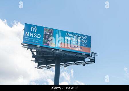 New Orleans, USA - 22 Avril 2018 : l'autoroute route avec vue sur panneau d'enseigne commerciale pour MHSD épidémie humaine aux opiacés service à la clinique de services Banque D'Images