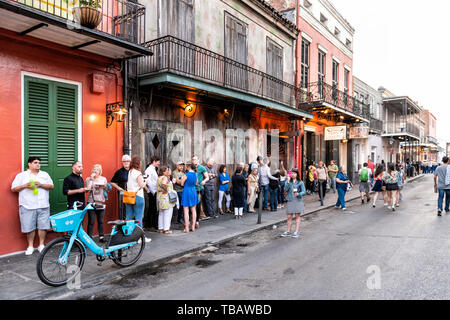 New Orleans, USA - 22 Avril 2018 : dans la longue file d'attente La file d'attente pour la préservation Hall en vieille ville, rue Pierre St Pierre en Louisiane fa Banque D'Images