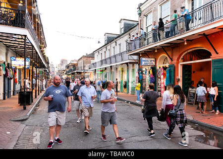 New Orleans, USA - 22 Avril 2018 : Centre-ville vieille ville Bourbon street en Louisiane célèbre cité des personnes qui se boire de la bière sur route au cours de soir Banque D'Images