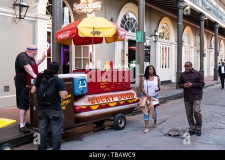 New Orleans, USA - 22 Avril 2018 : Lucky Dog stand de hot-dog sur Bourbon Street avec les gens et le vendeur pour soirée Banque D'Images