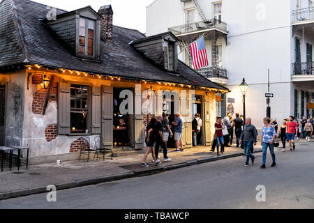 New Orleans, USA - 22 Avril 2018 : Lafitte's forge bar bâtiment dans le quartier français en Louisiane avec feux lumineux en soirée et nuit peo Banque D'Images