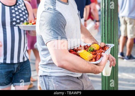 La Nouvelle Orléans, Louisiane, USA ville ville avec des gens de manger des fruits de mer langoustines plateaux holding Banque D'Images