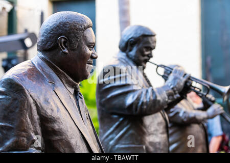 New Orleans, USA - 23 Avril 2018 : les lecteurs de musique de jazz célèbre les trois plus grands sur Bourbon Street à Musical Legends Park libre Banque D'Images