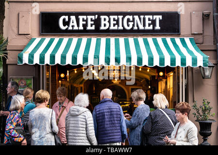 New Orleans, USA - 23 Avril 2018 : les gens dans la file d'attente au cours de la ligne de jour pour célèbre restaurant café beignet beignets de sucre en poudre Banque D'Images