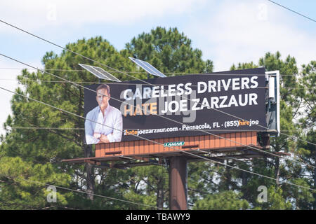 Esther, USA - Le 24 avril 2018 : Road sign panneau d'affichage pour auto accident avocat, procureur de Pensacola fournissant des services juridiques Banque D'Images