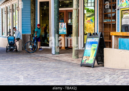 Destin, USA - Le 24 avril 2018 : Entrée de Margaritaville bar restaurant café avec les gens à marcher dans la Floride Loisirs Harborwalk Village Ville Ville Banque D'Images
