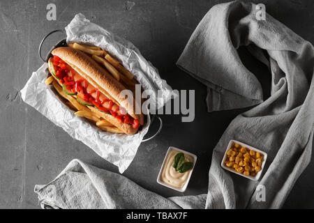 La composition avec de savoureux hot-dog sur fond gris Banque D'Images