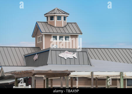 Destin, USA - Le 24 avril 2018 : restaurant de fruits de mer, immeuble ou maison de plage avec le poisson sur le toit isolé sur fond de ciel bleu de Miramar Beach city ville place Birmingham Inverness Banque D'Images