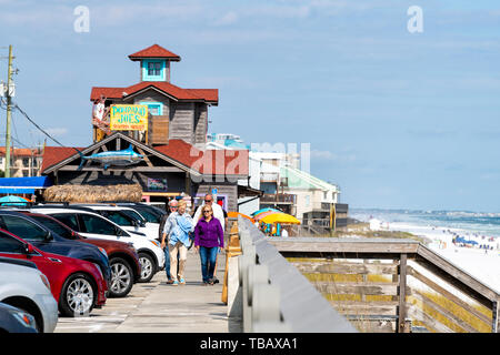 Destin, USA - Le 24 avril 2018 : plage de Miramar ville village ville ou de loisirs harborwalk promenade avec des gens qui marchent par Golfe du Mexique ocean shore avec cafe, mer Banque D'Images