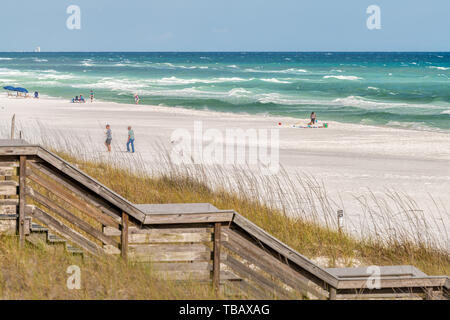 Destin, USA - Le 24 avril 2018 : plage de Miramar ville ville en Floride Golfe du Mexique, de l'eau de l'océan, des marches de bois demande aux dunes de sable avec peopl Banque D'Images