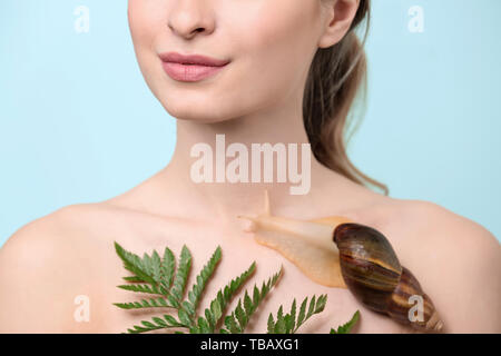 Jeune femme avec escargot Achatina géant sur un fond de couleur Banque D'Images