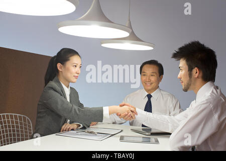 Une collaboration entre une équipe d'entreprise. Banque D'Images