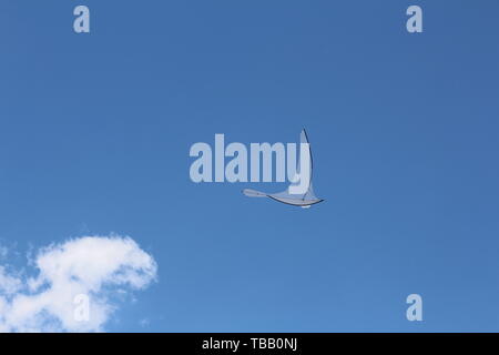 Un cerf-volant sous la forme d'un seul grand oiseau blanc. Un cerf-volant dans le ciel parmi les nuages. Grand oiseau blanc dans le ciel. Banque D'Images