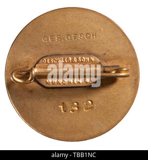 La COLLECTION JOHN PEPERA, Anton Heigl - un parti d'or de l'insigne de la NSDAP en 30 mm, doré usé légèrement Tombak avec plaqué argent Médaillon émaillé, partie d'un insigne. Membre du parti nombre '132' sur la marche arrière usés légèrement avec le timbre "GES. GESCH.' au-dessus de l'axe horizontal sur plaque de fixation 'DESCHLER & Sohn München 9'. Anton Heigl (1 mai 1873 - 23 mai 1939), le sang du bénéficiaire Numéro de commande 1145. Prêt de collection folio recherche inclus., Editorial-Use-seulement Banque D'Images
