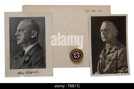 La COLLECTION JOHN PEPERA, Gauleiter Adolf Wagner - un parti d'or de l'insigne de la NSDAP en 30 mm, doré produit Deschler Tombak avec plaqué argent Médaillon émaillé, partie d'un insigne. Numéro de membre du parti '11330' sur l'arrière avec l'axe vertical. Incused estampillés 'GES. GESCH.' au-delà du canal et de l'évent. Carte postale signée au début de l'encre 9,5 x 14,5 cm, folio invitation avec eagle national sur le couvercle en date du 20 novembre 1937 pour la réouverture de la Gärtnerplatz Theater 14.5 x 20 cm, folio carte de Noël pour remercier les soldats à l'exercice de leurs fonctions 10,5 x 14,5 cm. Adolf Wagner servi pendant la Première Guerre mondiale, Editorial-Use-seulement Banque D'Images