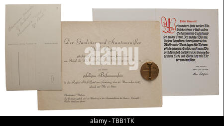 La COLLECTION JOHN PEPERA, Gauleiter Adolf Wagner - un parti d'or de l'insigne de la NSDAP en 30 mm, doré produit Deschler Tombak avec plaqué argent Médaillon émaillé, partie d'un insigne. Numéro de membre du parti '11330' sur l'arrière avec l'axe vertical. Incused estampillés 'GES. GESCH.' au-delà du canal et de l'évent. Carte postale signée au début de l'encre 9,5 x 14,5 cm, folio invitation avec eagle national sur le couvercle en date du 20 novembre 1937 pour la réouverture de la Gärtnerplatz Theater 14.5 x 20 cm, folio carte de Noël pour remercier les soldats à l'exercice de leurs fonctions 10,5 x 14,5 cm. Adolf Wagner servi pendant la Première Guerre mondiale, Editorial-Use-seulement Banque D'Images