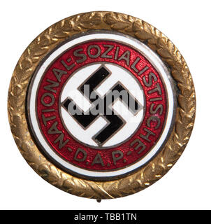 La COLLECTION JOHN PEPERA, Gauleiter Adolf Wagner - un parti d'or de l'insigne de la NSDAP en 30 mm, doré produit Deschler Tombak avec plaqué argent Médaillon émaillé, partie d'un insigne. Numéro de membre du parti '11330' sur l'arrière avec l'axe vertical. Incused estampillés 'GES. GESCH.' au-delà du canal et de l'évent. Carte postale signée au début de l'encre 9,5 x 14,5 cm, folio invitation avec eagle national sur le couvercle en date du 20 novembre 1937 pour la réouverture de la Gärtnerplatz Theater 14.5 x 20 cm, folio carte de Noël pour remercier les soldats à l'exercice de leurs fonctions 10,5 x 14,5 cm. Adolf Wagner servi pendant la Première Guerre mondiale, Editorial-Use-seulement Banque D'Images