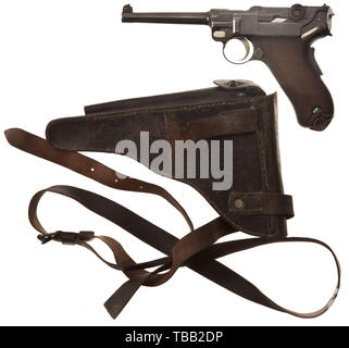 Un Luger M 1906 'American Eagle', avec Holster Cal. 7,65 Parabellum, no 68282. Les numéros correspondants. Alésage lumineux, longueur 120 mm. La preuve de la Couronne : mark/'N'. La sécurité prise en main. Armes américaines à peine visibles sur la chambre, 'DWM' avant de basculer de l'extracteur, lien marqué 'chargé', la sécurité non marqués. Avec un minimum de bleuissement brossé complète des marques d'usure par endroits. Certainement pas l'originalité vérifiables. Les petites pièces faiblement jaune. Feuilles de métal nickelé magazine avec socle en bois, S/N 2. Vient avec un contemporain, utilisé, étui noir avec clé- et tige de nettoyage pochette. Str, Additional-Rights épaule-Clearance-Info-Not-Available Banque D'Images