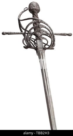 Un Italien ciselé magnifique rapière, circa 1620 arme à double lame de poussée de section hexagonale aplatie et plus courte des deux côtés à la base de la lame. L'inverse double-frappé avec un bouclier en forme de Smith's mark. Le pommeau ciselé profondément avec des fleurs et des mascarons sur l'avers. Le pommeau en fer ciselé en suite sur chaque côté avec un mascaron central dans le défilement des fleurs et des feuilles. Bobinage en fil de fer d'origine avec la tête de Turc. Longueur 121,5 cm. Provenance : vendu dans les années 1950 à partir de la Collection d'Wiehage, Witten. Un Additional-Rights Clearance-Info, près de-Not-Available Banque D'Images