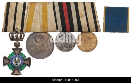 Les commandes d'une agrafe pour un ancien combattant au service des combats de 1848/1849 Quatre-pièces avec fermoir : Membre de la Croix de l'ordre de la chambre de Hohenzollern avec '50' anniversaire cypher, prix d'honneur général 2e classe avec fil fin oeillet. L'Empire allemand : Médaille commémorative de la Guerre de 1870/71 en acier avec du ruban du combattant. La Prusse Hohenzollern : Médaille commémorative des combattants. Inclus est le 1er prix de long service (classe de 1825) sur boucle déployante pour 21 années de service complétées sans l'appliqué, le métal jaune avec RIM. Le député de la Croix de l'ordre de la Chambre, Additional-Rights Clearance-Info-Not-Available- Banque D'Images