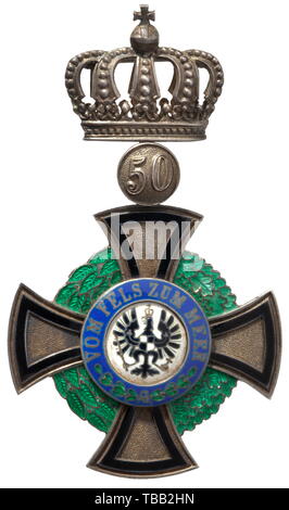 Les commandes d'une agrafe pour un ancien combattant au service des combats de 1848-1849 Quatre-pièces avec fermoir : Membre de la Croix de l'ordre de la chambre de Hohenzollern avec '50' anniversaire cypher, prix d'honneur général 2e classe avec fil fin oeillet. L'Empire allemand : Médaille commémorative de la Guerre de 1870/71 en acier avec du ruban du combattant. La Prusse Hohenzollern : Médaille commémorative des combattants. Inclus est le 1er prix de long service (classe de 1825) sur boucle déployante pour 21 années de service complétées sans l'appliqué, le métal jaune avec RIM. Le député de la Croix de l'ordre de la Chambre, Additional-Rights Clearance-Info-o-Not-Available Banque D'Images