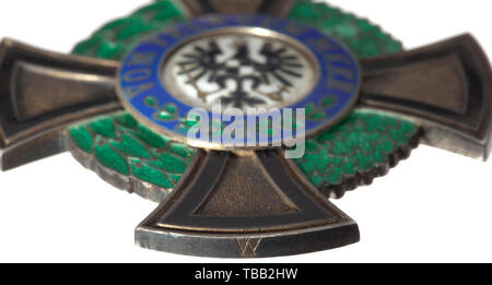 Les commandes d'une agrafe pour un ancien combattant au service des combats de 1848-1849 Quatre-pièces avec fermoir : Membre de la Croix de l'ordre de la chambre de Hohenzollern avec '50' anniversaire cypher, prix d'honneur général 2e classe avec fil fin oeillet. L'Empire allemand : Médaille commémorative de la Guerre de 1870/71 en acier avec du ruban du combattant. La Prusse Hohenzollern : Médaille commémorative des combattants. Inclus est le 1er prix de long service (classe de 1825) sur boucle déployante pour 21 années de service complétées sans l'appliqué, le métal jaune avec RIM. Le député de la Croix de l'ordre de la Chambre, Additional-Rights Clearance-Info-o-Not-Available Banque D'Images