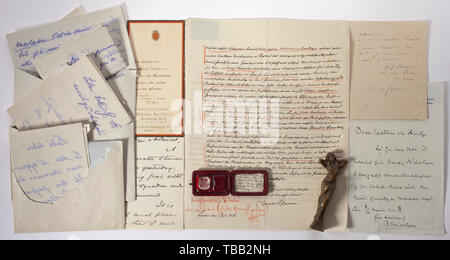 Paul von Hintze (1864 - 1941) - une famille armoiries et lettres en cristal au plomb taillé avec les armoiries de la famille Hintze (partie de son joint) en cas de cuir rouge et vieux manuscrit confirmation. Avec une lettre manuscrite du Prince Guillaume de Prusse (1882 - 1951) dans lequel il demande une faveur au sujet de deux amies, datée du 12 octobre (pendant la Première Guerre mondiale), également deux lettres en français sur le même sujet du même auteur. Aussi une lettre de l'amiral George Dewey (1837 - 1917) de l'Olympia "Phare" de l'Asiatique son Additional-Rights Clearance-Info-Sq,-Not-Available Banque D'Images