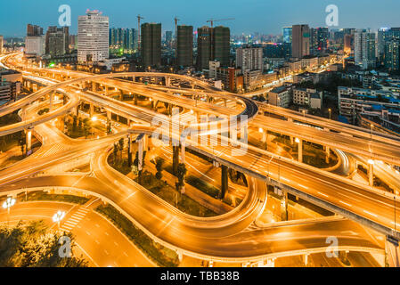 Chengdu, Sichuan Province, China - Oct 28,2015 : Yingmenkou échangeur à la nuit. Banque D'Images