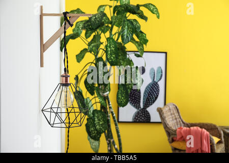 Nouvelle lampe accroché au mur à l'intérieur de la chambre Banque D'Images