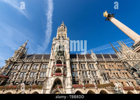 Nouvel hôtel de ville de Munich (Neues Rathaus), XIX siècle palais de style néo-gothique dans la Marienplatz et la Vierge Marie Mariensaule (statue). La Bavière, Allemagne Banque D'Images